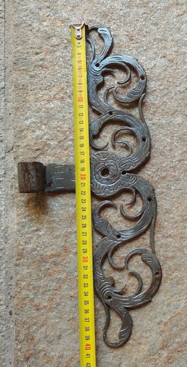 Important Pair Of 18th Century Forged And Engraved Iron Door Hinges-photo-3