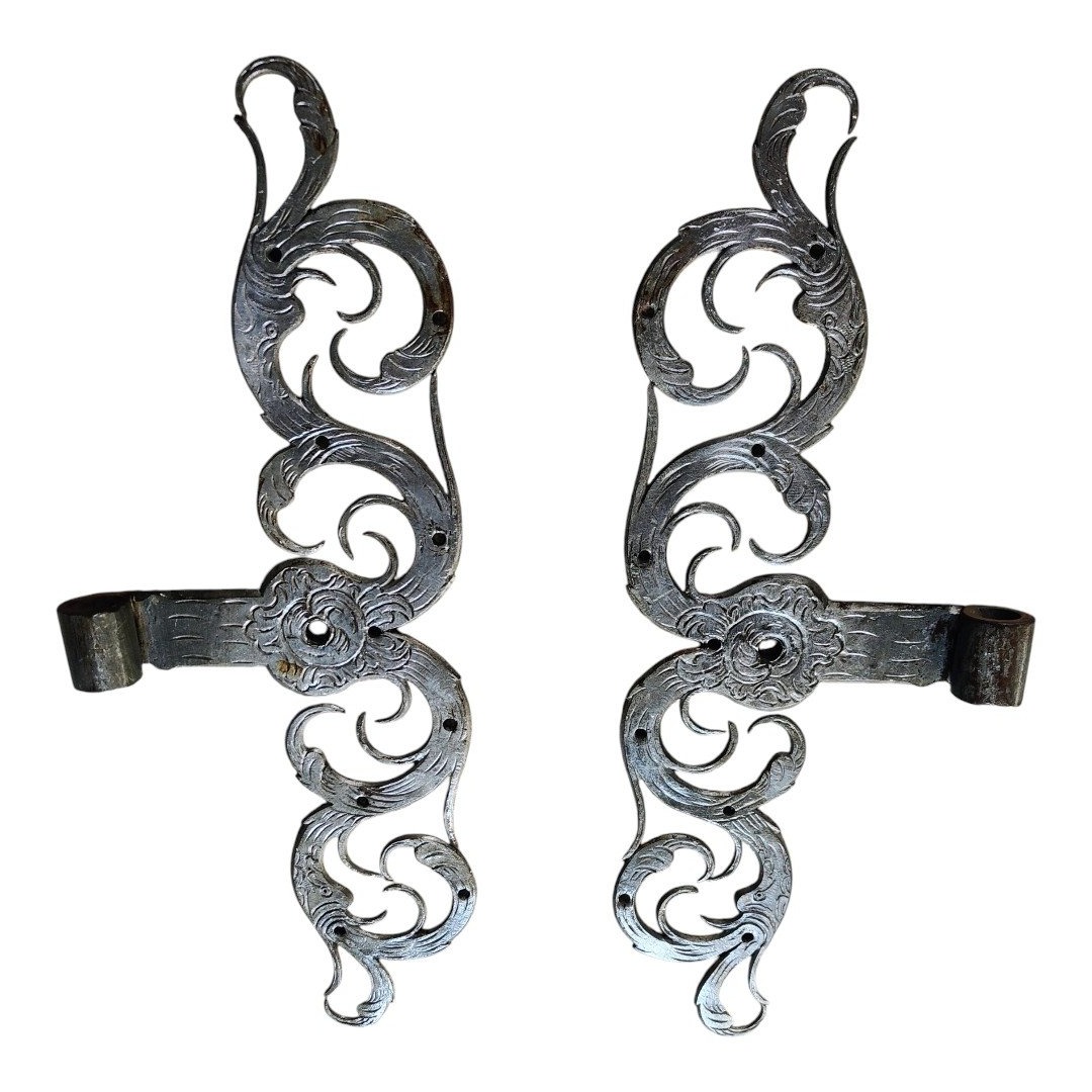 Paire de pentures en fer forgé et gravé Allemagne XVIIIe siècle 