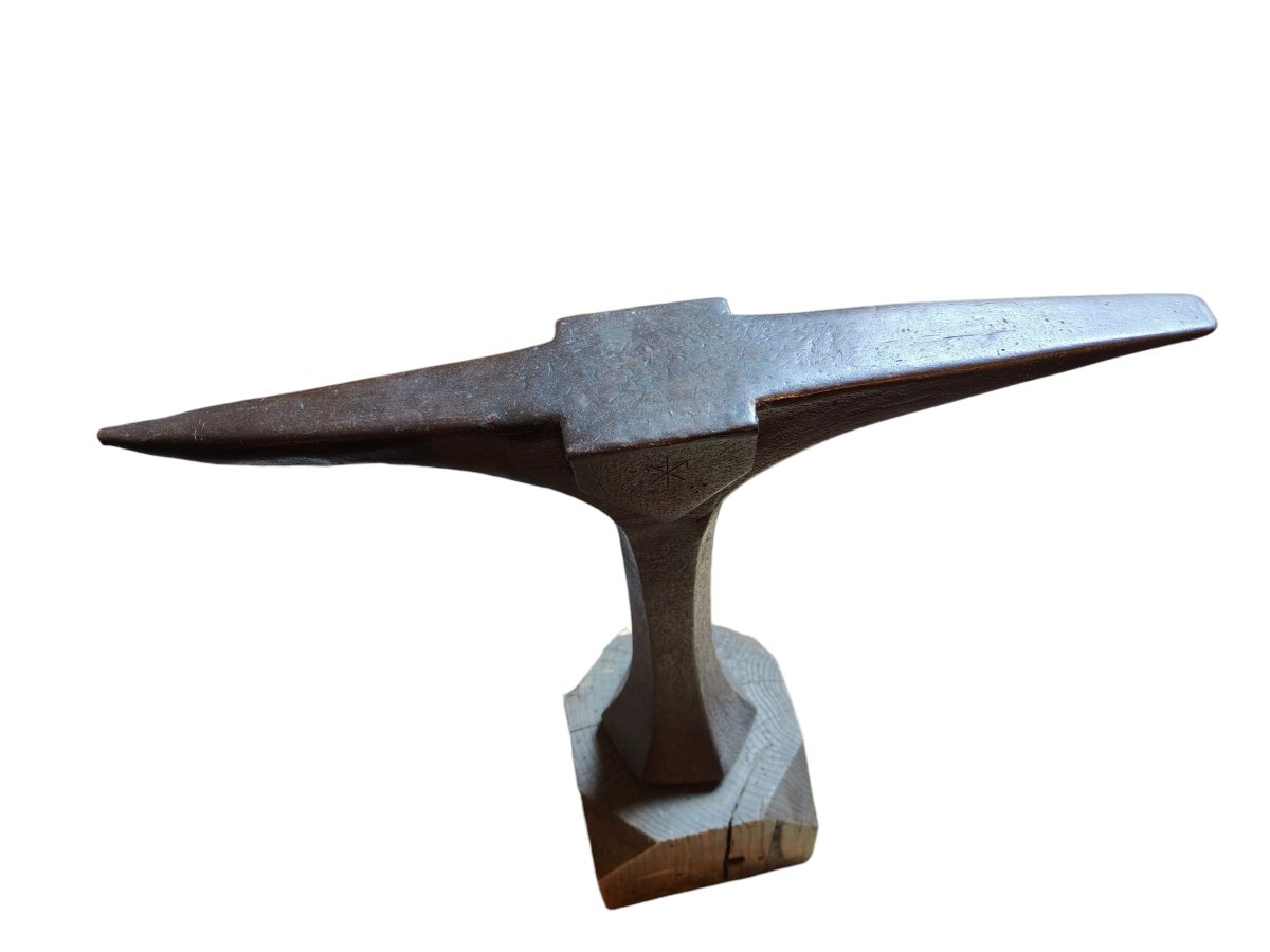 Large Wrought-iron Anvil Decorated With Shields-photo-3