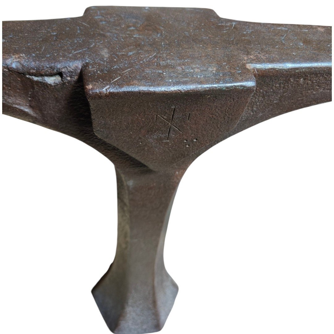 Large Wrought-iron Anvil Decorated With Shields-photo-3