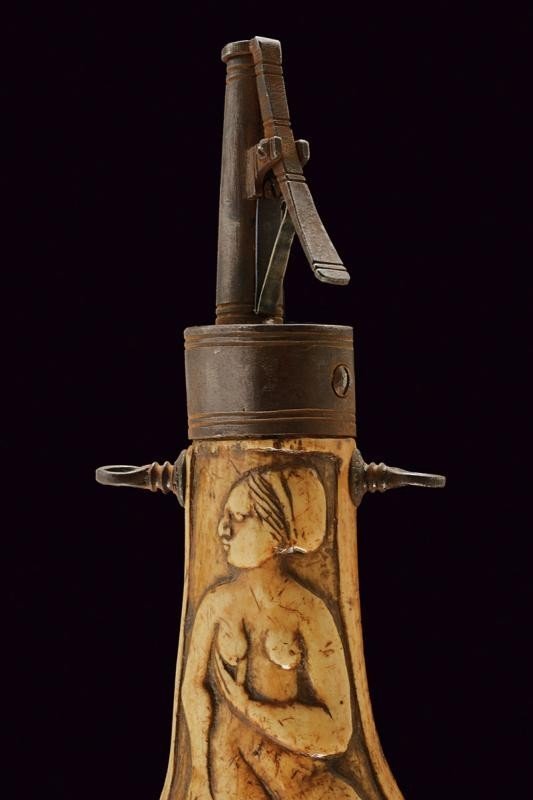 Important 17th-century Deer-horn Powder Flask-photo-2