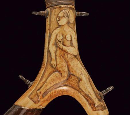 Important 17th-century Deer-horn Powder Flask-photo-3