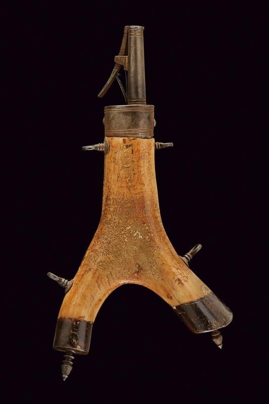Important 17th-century Deer-horn Powder Flask-photo-4