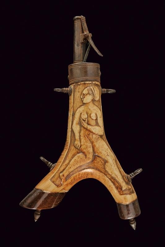 Important 17th-century Deer-horn Powder Flask
