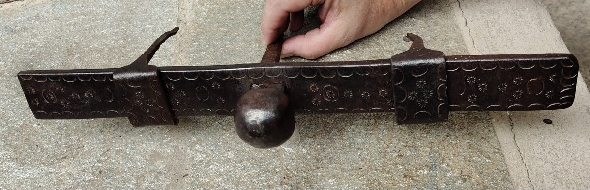 Ancien verrou en fer forgé et gravé-photo-1