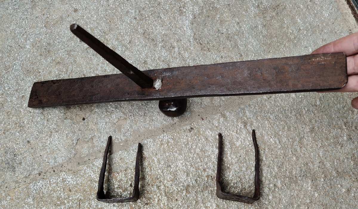 Ancien verrou en fer forgé et gravé-photo-2