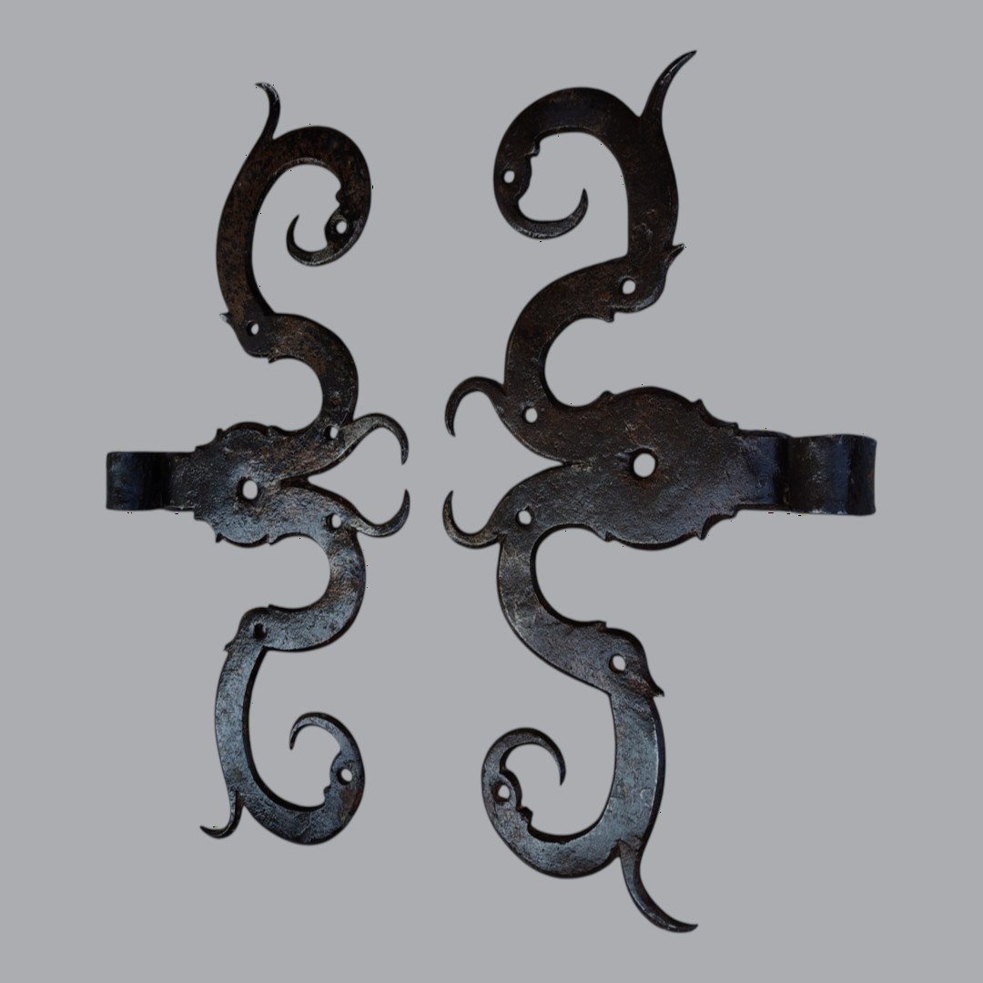 Paire de pentures moustaches début XVIIIe siècle 35 cm