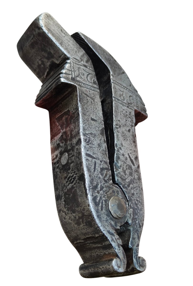 Etau  à chamfreiner en fer forgé et ciselé daté 1735-photo-2