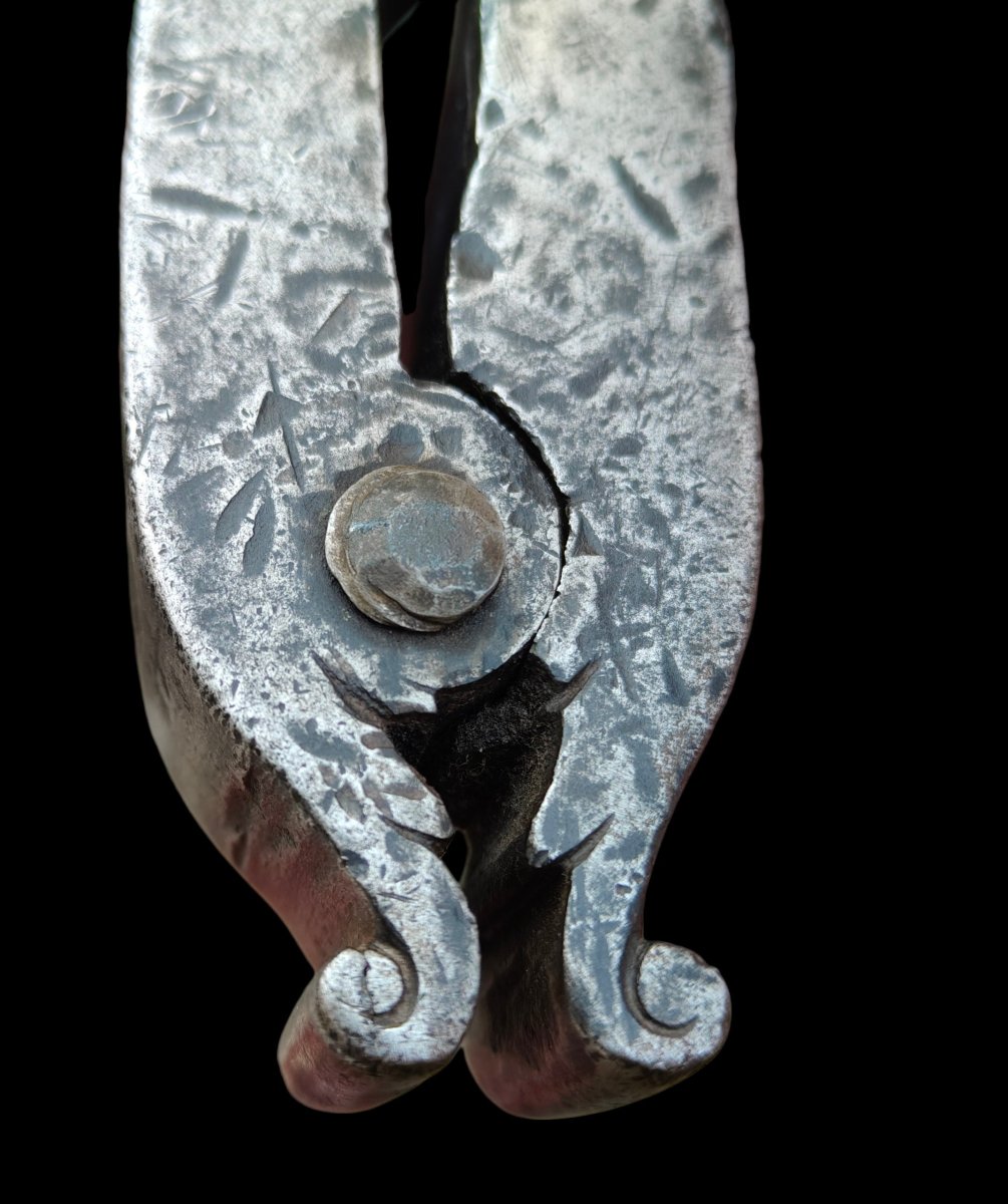 Etau  à chamfreiner en fer forgé et ciselé daté 1735-photo-4