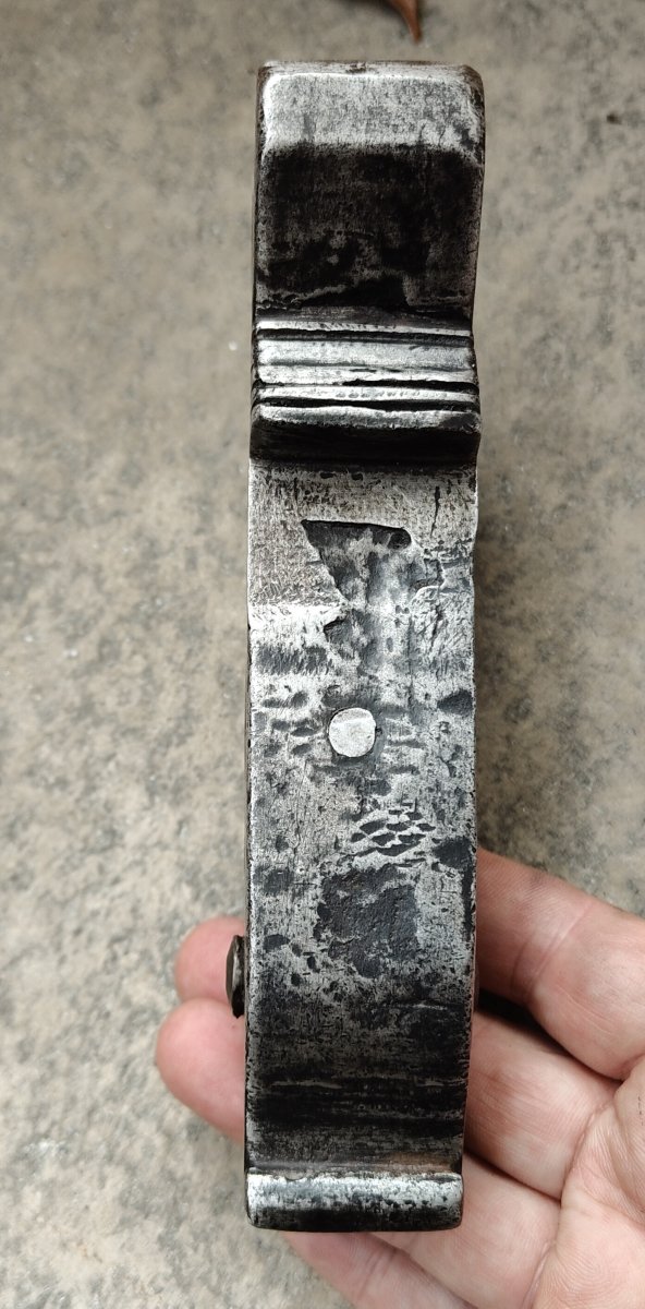 Etau  à chamfreiner en fer forgé et ciselé daté 1735-photo-7