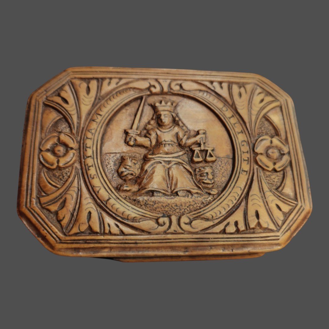Important 17th–18th-century Boxwood Snuffbox -photo-2