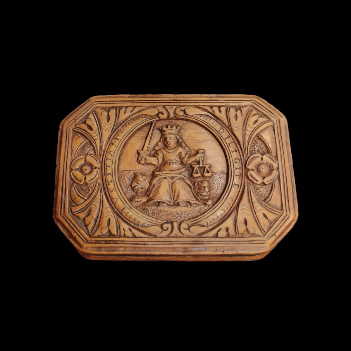 Important 17th–18th-century Boxwood Snuffbox -photo-3