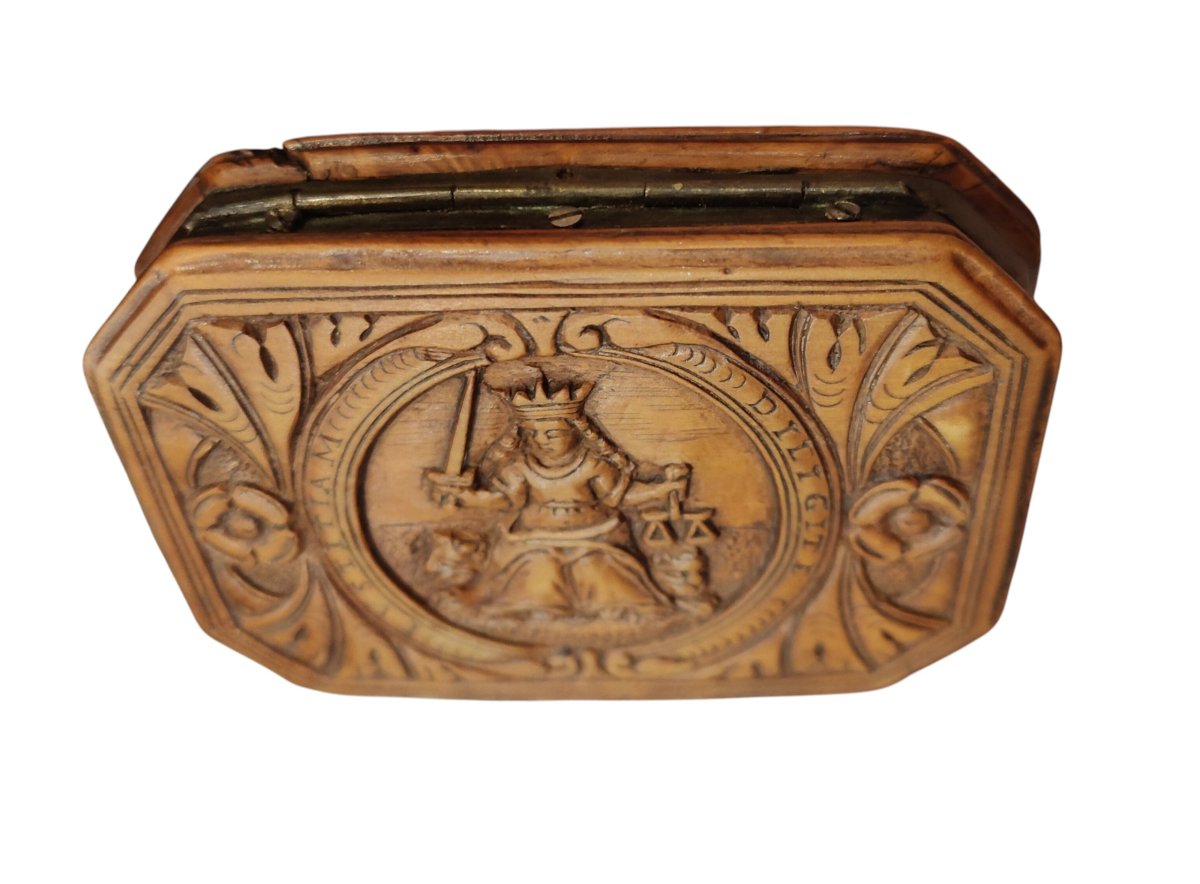 Important 17th–18th-century Boxwood Snuffbox -photo-1