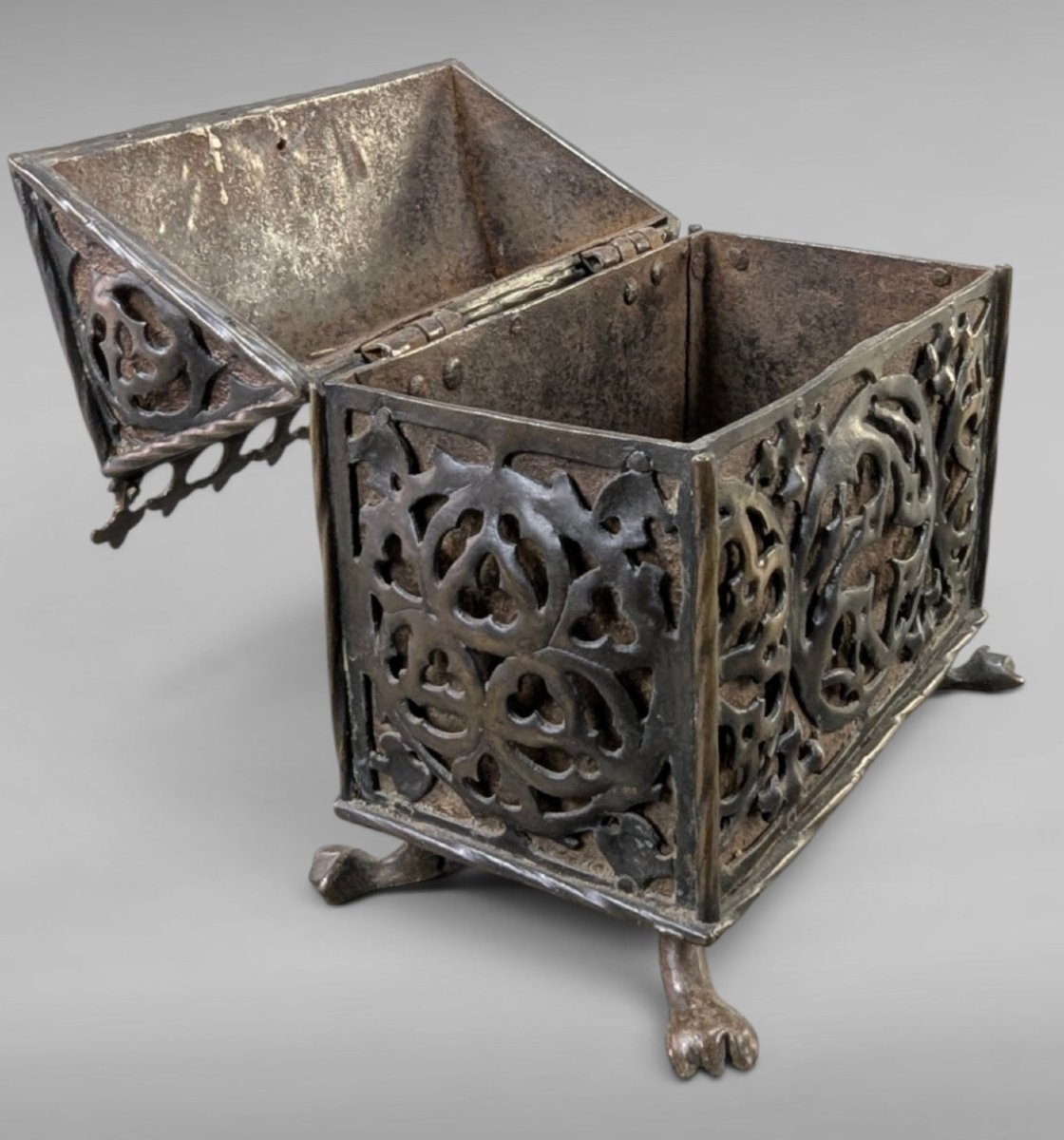 Important Gothic Box Made Of Wrought Iron With Openwork Design-photo-3