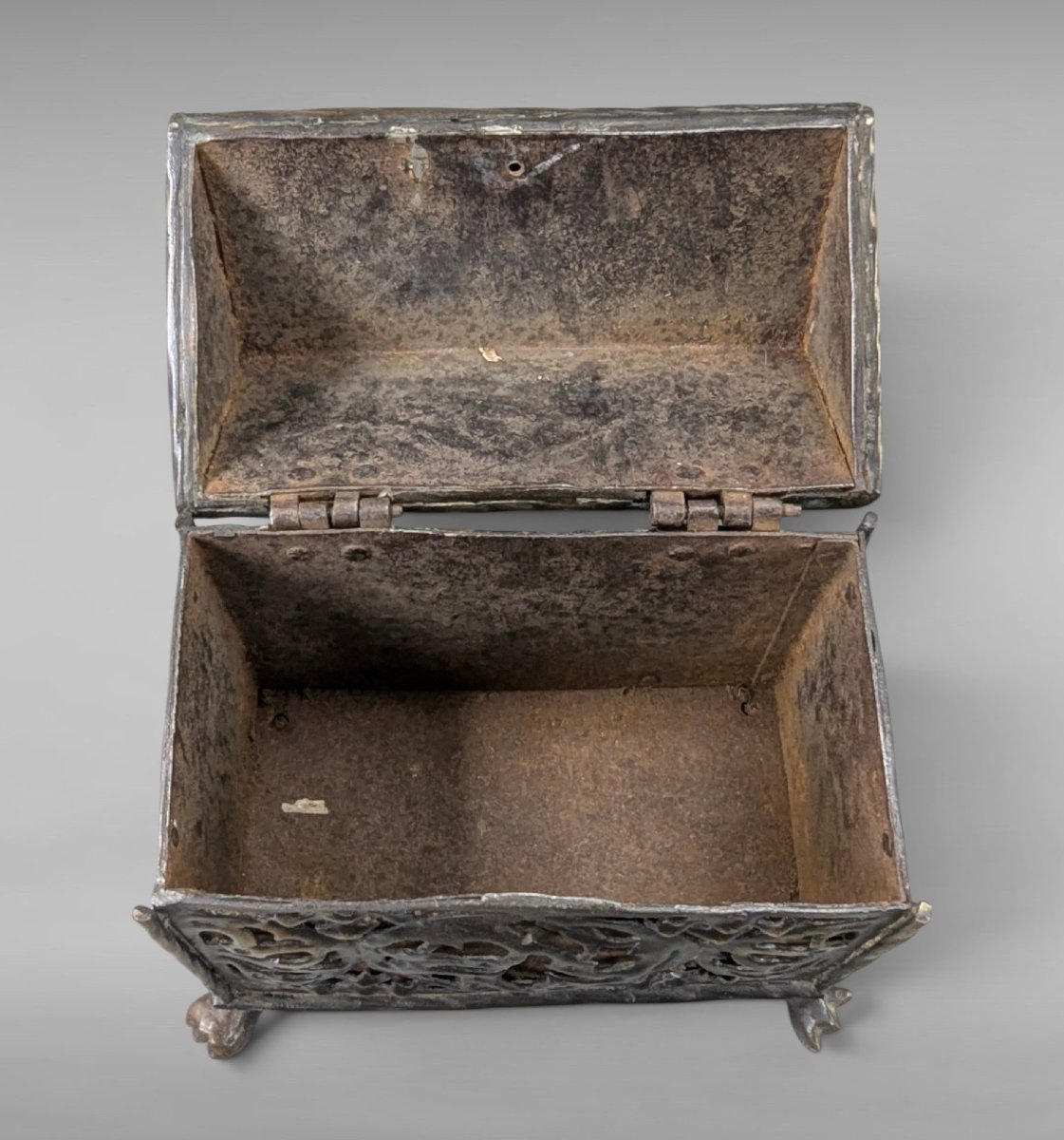 Important Gothic Box Made Of Wrought Iron With Openwork Design-photo-1