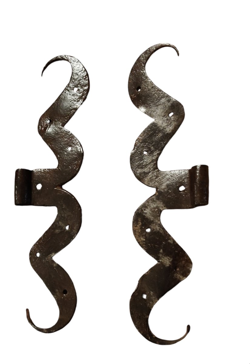 A Beautiful Pair Of Large Wrought-iron Hinge Brackets-photo-2