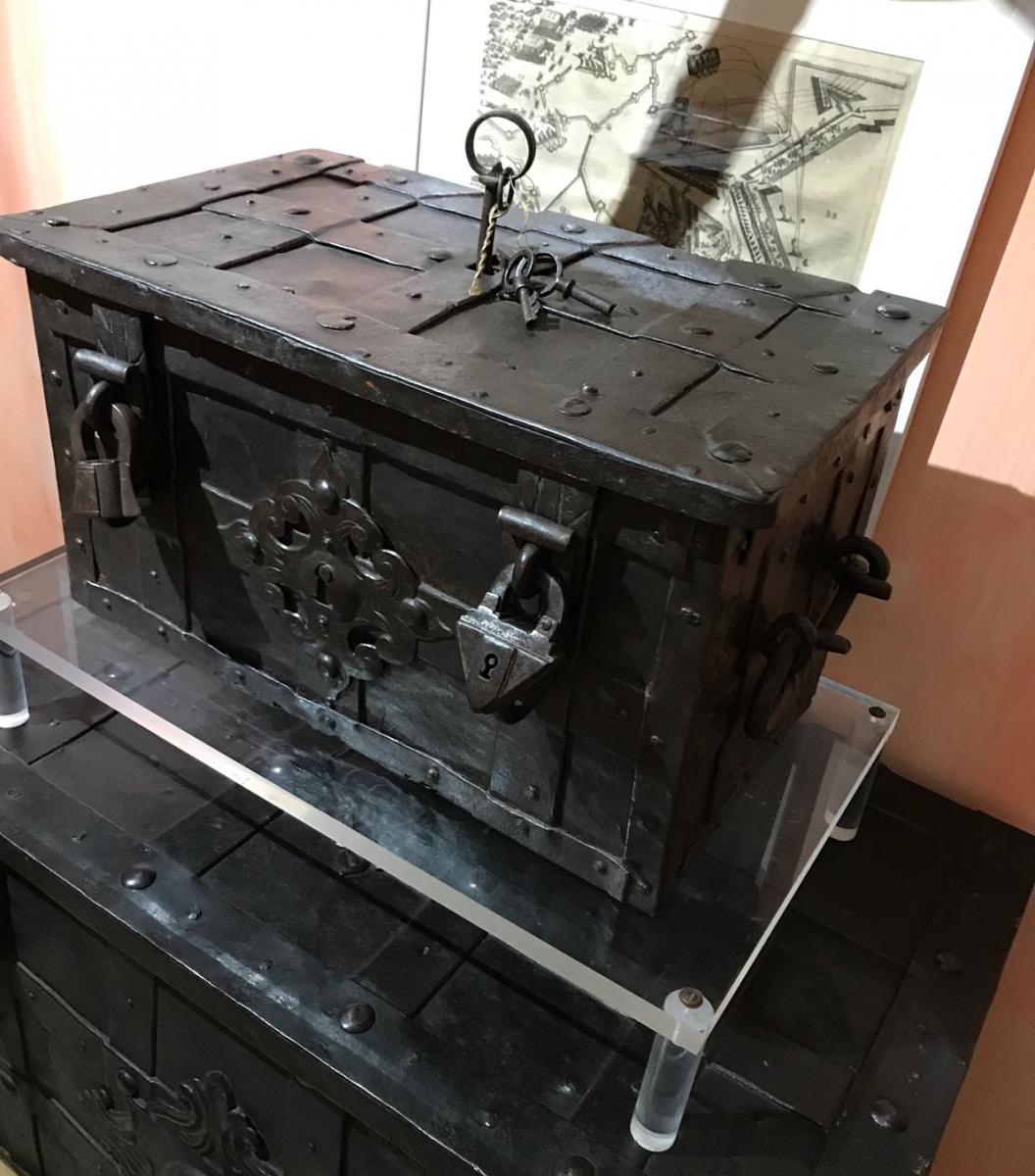 Nuremberg Iron Chest In Exceptional Conditions-photo-3