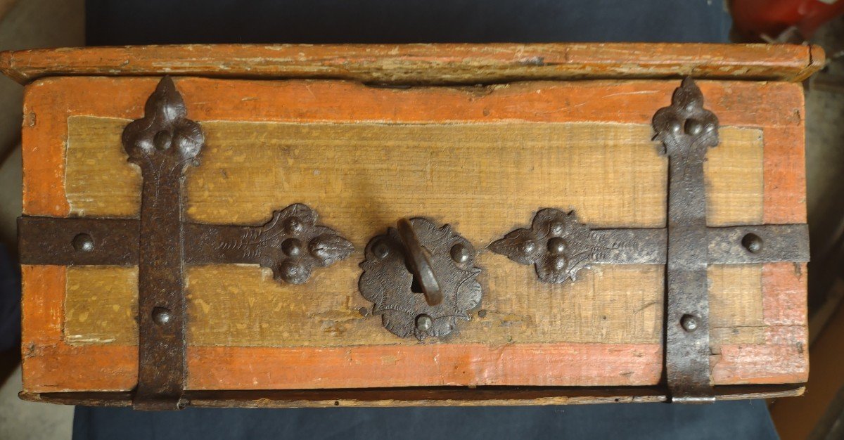 17th Century Painted Wooden Box-photo-1