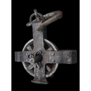 17th Century Wrought Iron Pulley With Zoomorphic Hook