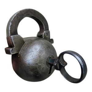 Cadenas en fer forgé et gravé XVIIe siècle