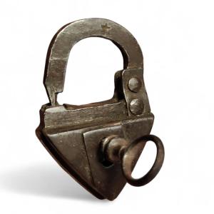 Petit cadenas triangulaire en fer forgé XVIIe siècle