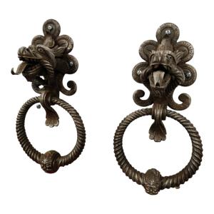 Paire de heurtoirs de porte en fer forgé