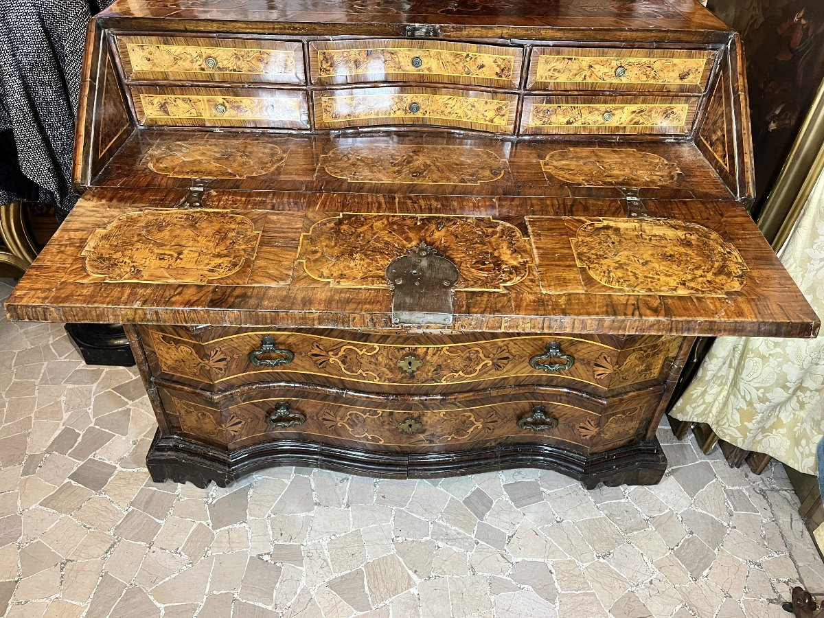 18th Century Walnut Veneered Bureau Inlaid-photo-2