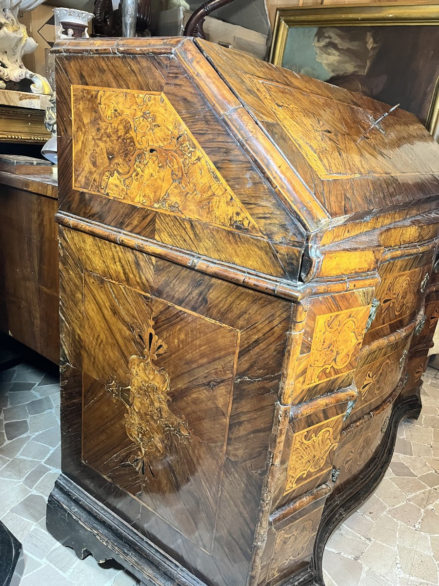 18th Century Walnut Veneered Bureau Inlaid-photo-4