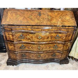 Bureau plaqué noyer du XVIIIe siècle avec incrustations