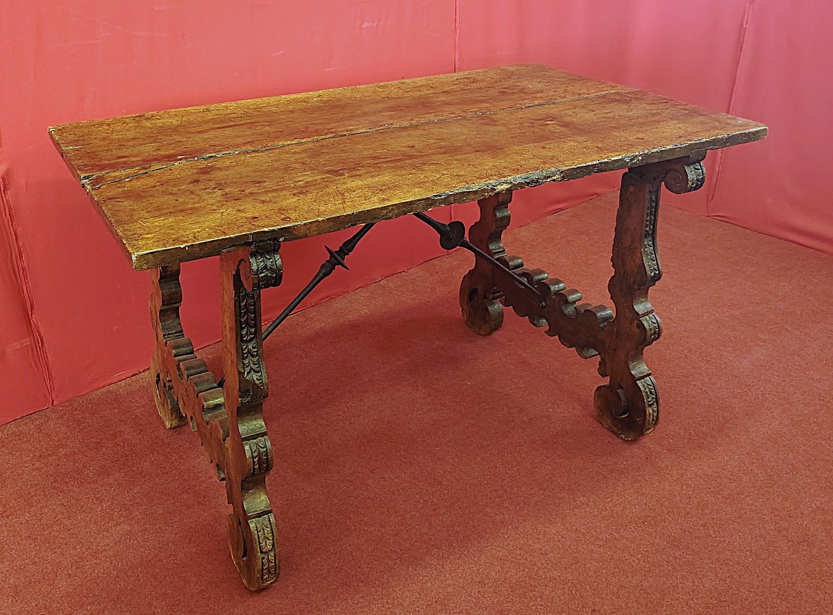 Table de réfectoire sculptée