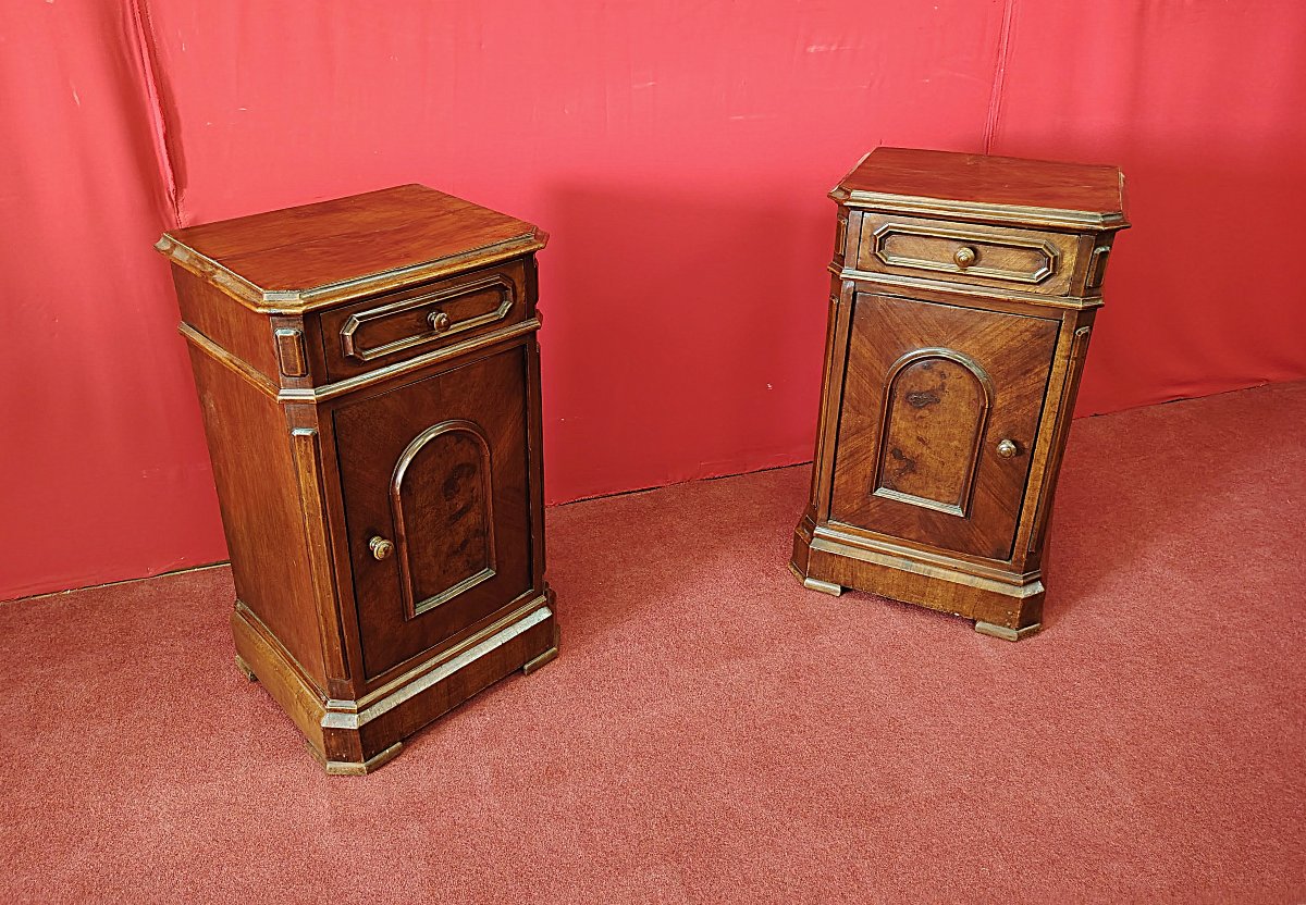 Pair Of Walnut And Burl-veneered Bedside Tables - Late 19th Century