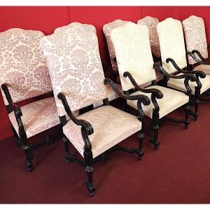 Groupe de huit fauteuils sculptés
