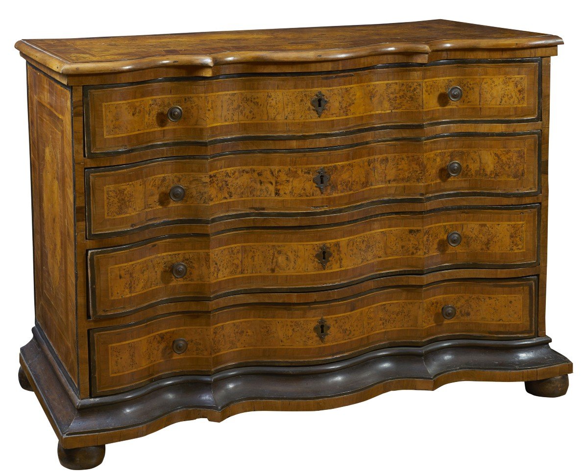 Venetian Chest Of Drawers In Walnut 18th Century