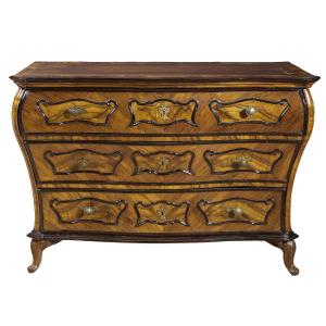 Commode lombarde Louis XV dite en gobelet 