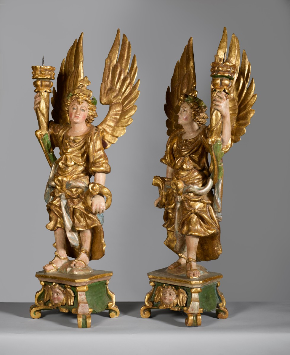 Paire d'anges portant des cierges  Sculptures en bois doré et polychrome-photo-2