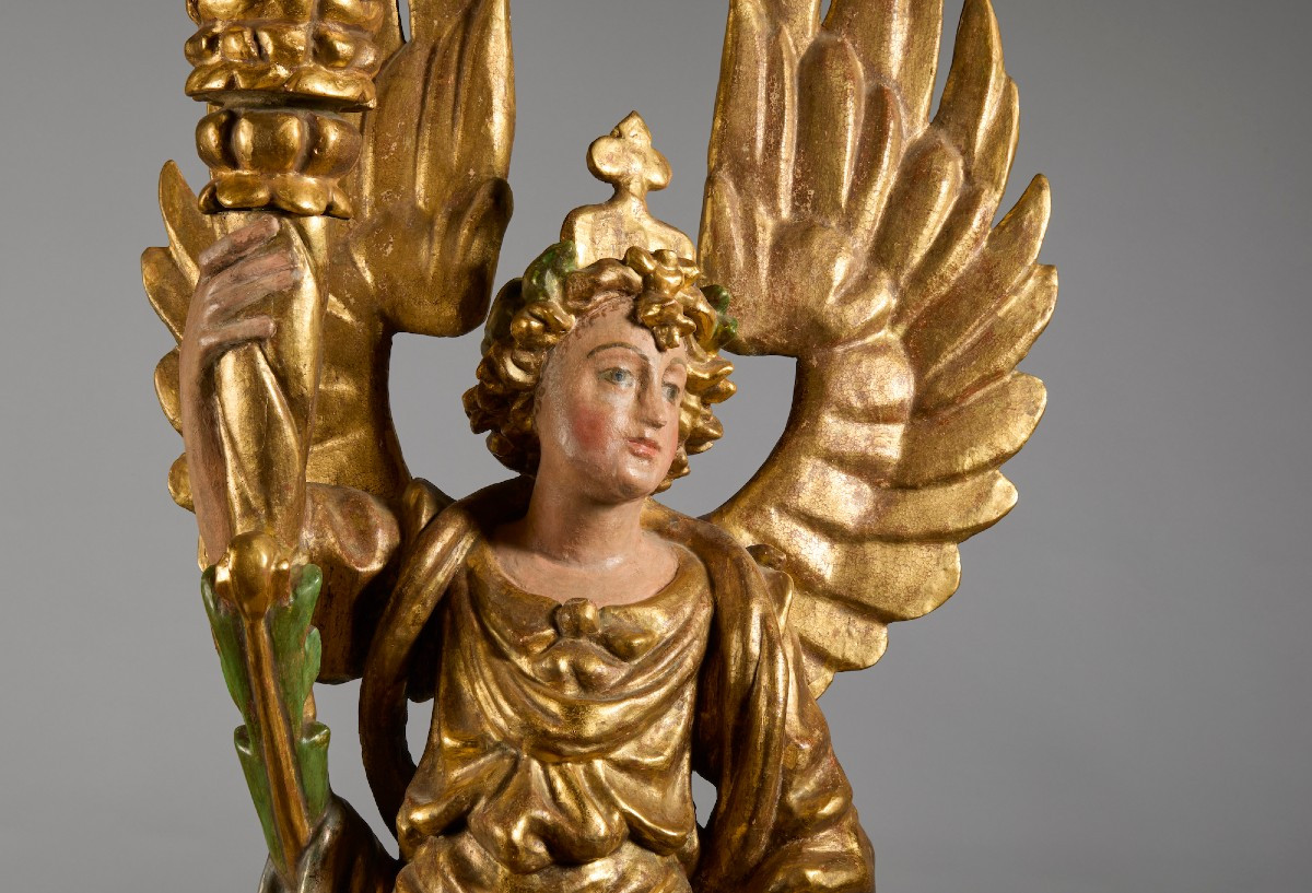 Paire d'anges portant des cierges  Sculptures en bois doré et polychrome-photo-1
