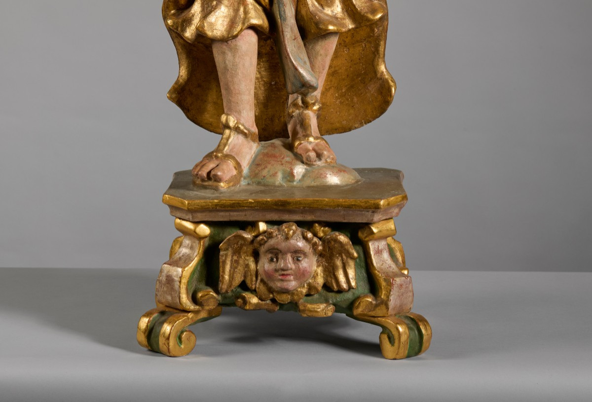 Paire d'anges portant des cierges  Sculptures en bois doré et polychrome-photo-2