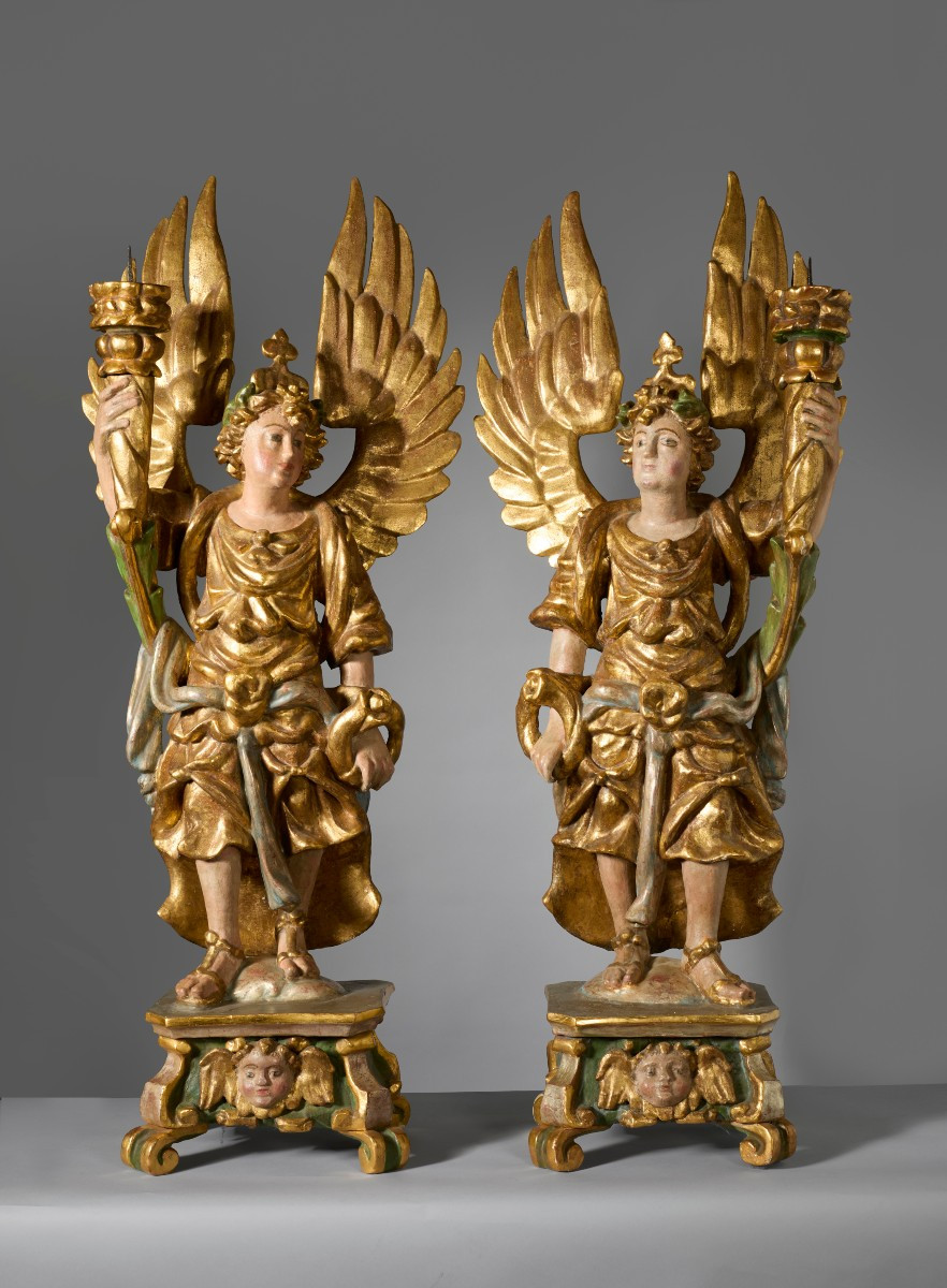 Paire d'anges portant des cierges  Sculptures en bois doré et polychrome