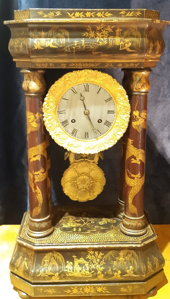 Pendule laquee XIXe siecle