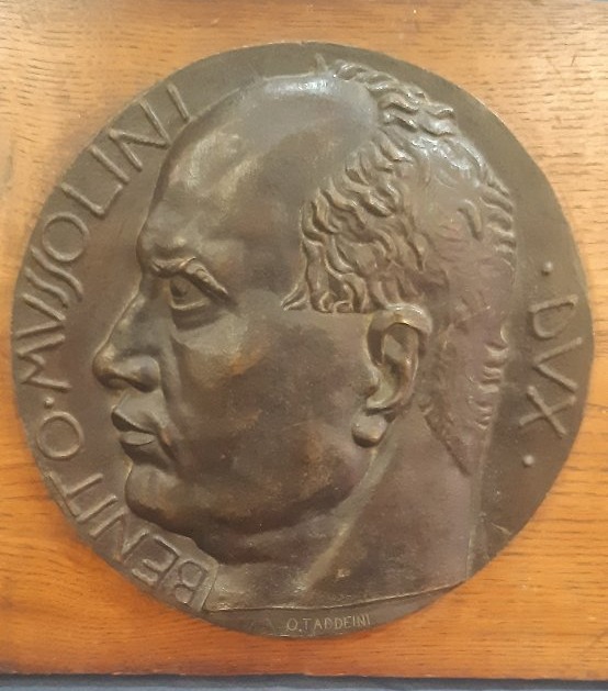 Bronze representant Benito Mussolini