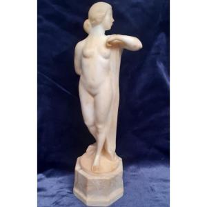 Femme en albatre du XXe siecle