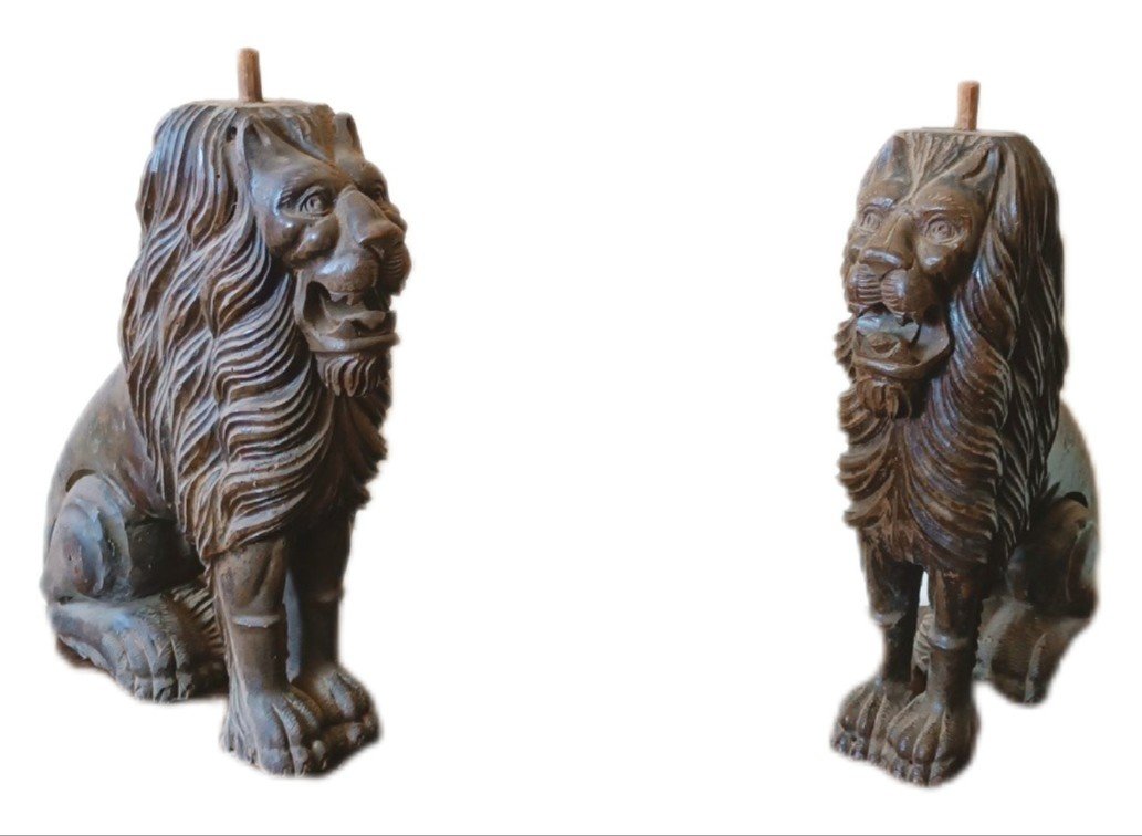 Paire De Sculptures En Bois Sculpté Représentant Des Lions, XIXe Siècle h.50 cm