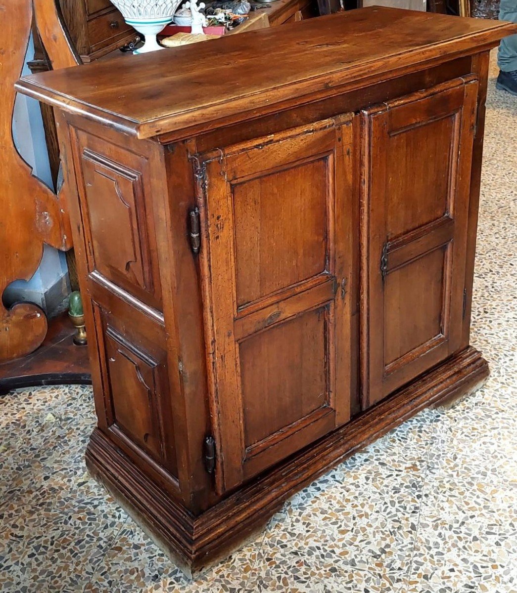 Rare Petit Buffet En Noyer Fin XVIIIème Début XVIIIème Siècle