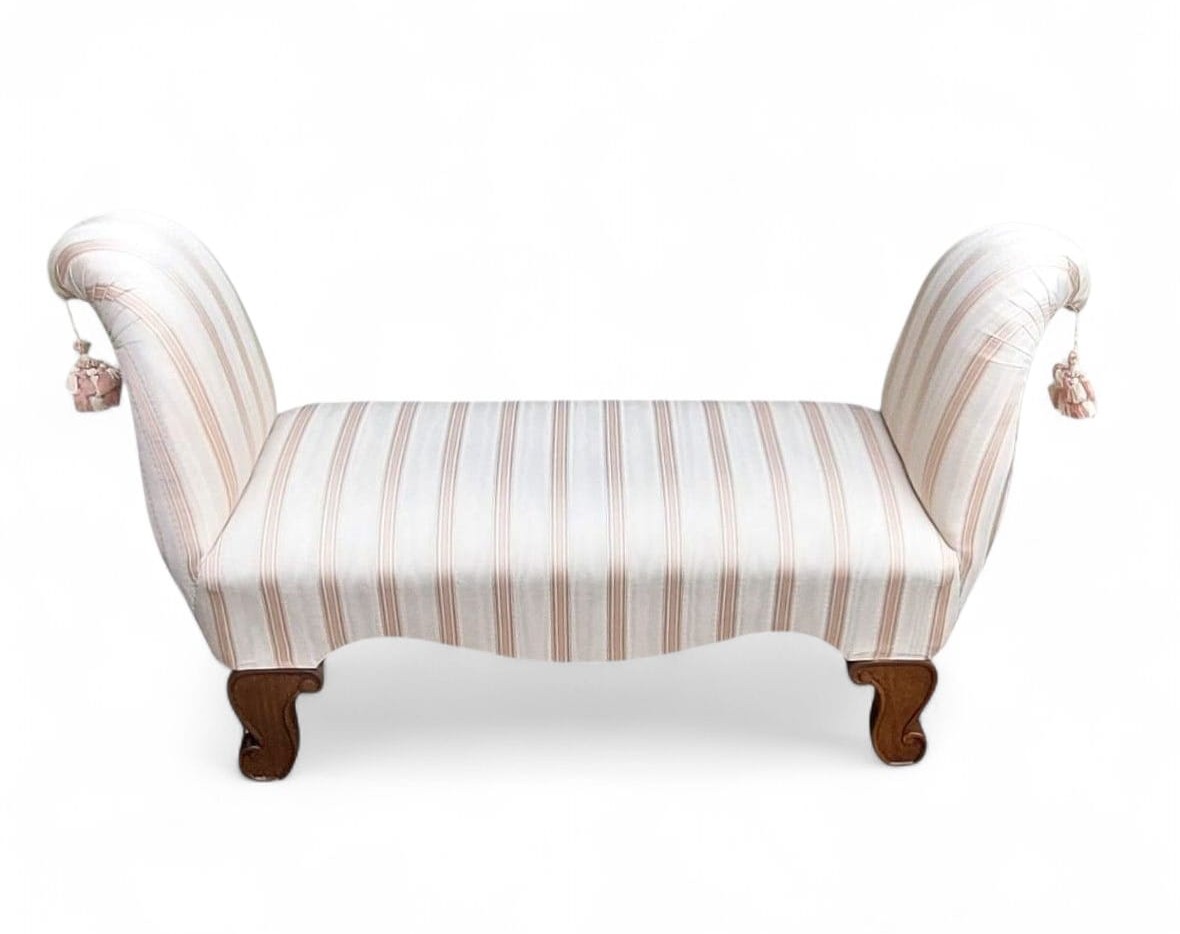 banquette de chevet  en bois travaillé et façonné rembourrée 