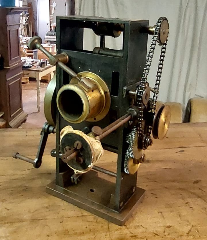 Projecteur de film à manivelle 35 mm avec engrenages à chaîne début des années 1900-photo-5