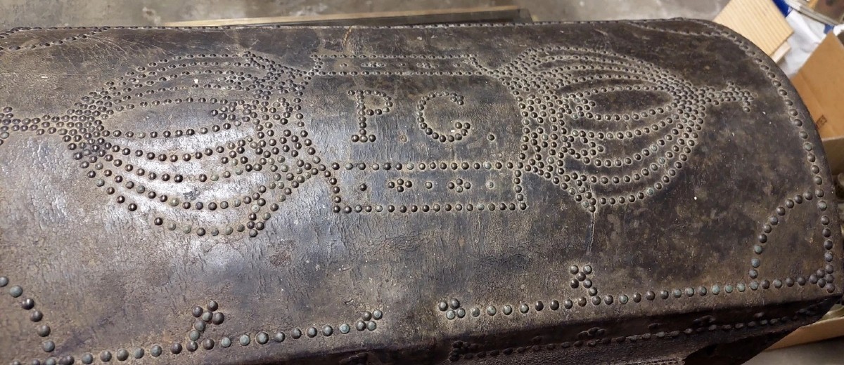 PETITE MALLE ANTIQUE EN CUIR CLOUTÉ, 18E SIÈCLE, ITALIE-photo-4