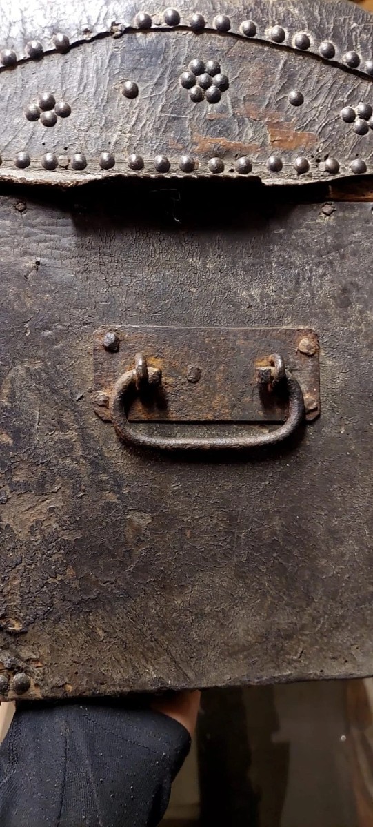 PETITE MALLE ANTIQUE EN CUIR CLOUTÉ, 18E SIÈCLE, ITALIE-photo-1