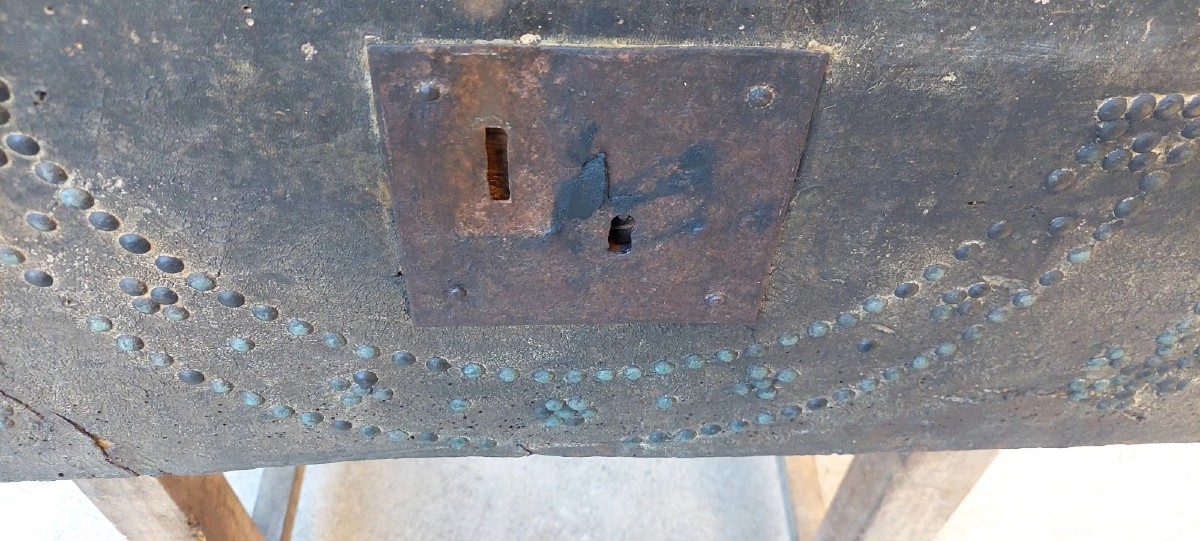 PETITE MALLE ANTIQUE EN CUIR CLOUTÉ, 18E SIÈCLE, ITALIE-photo-4