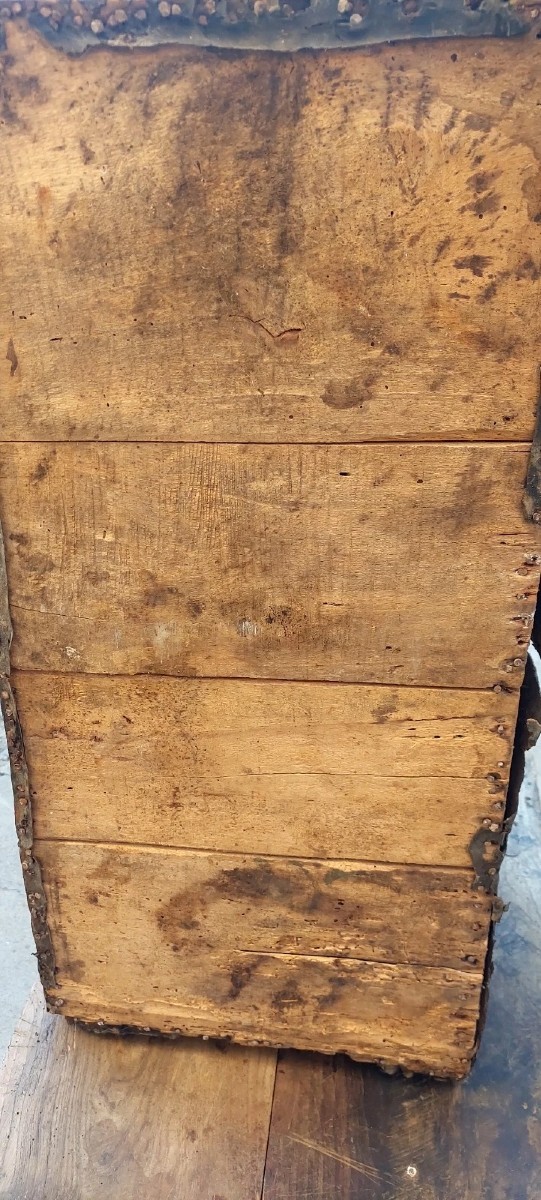 PETITE MALLE ANTIQUE EN CUIR CLOUTÉ, 18E SIÈCLE, ITALIE-photo-7