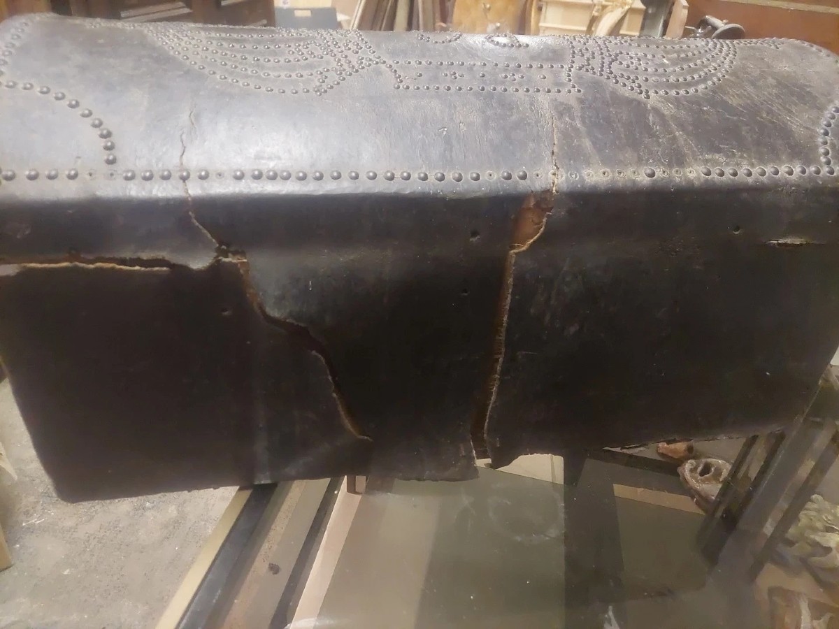 PETITE MALLE ANTIQUE EN CUIR CLOUTÉ, 18E SIÈCLE, ITALIE-photo-8
